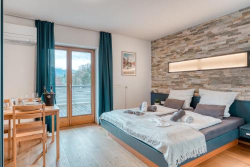 sypialnia z niebieskim łóżkiem i ceglaną ścianą w obiekcie Ferienwohnung Wilder Kaiser w mieście Kiefersfelden