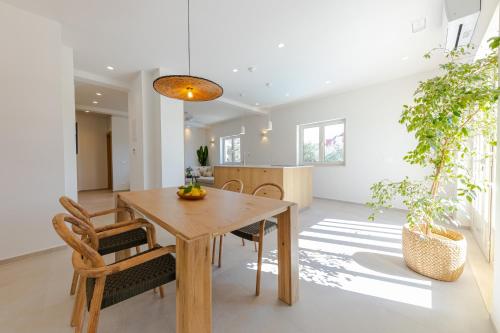 The Olive Poolhouse