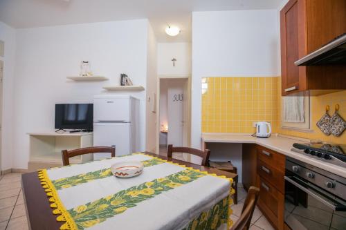 a small kitchen with a table and a table and chairs at Residence Daniele in Bellaria-Igea Marina