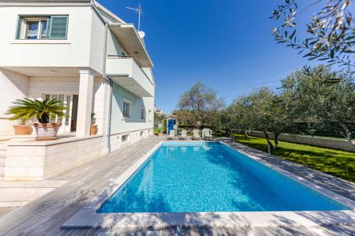 The Olive Poolhouse