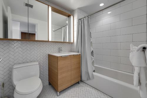 A bathroom at Global Luxury Suites at Via 57