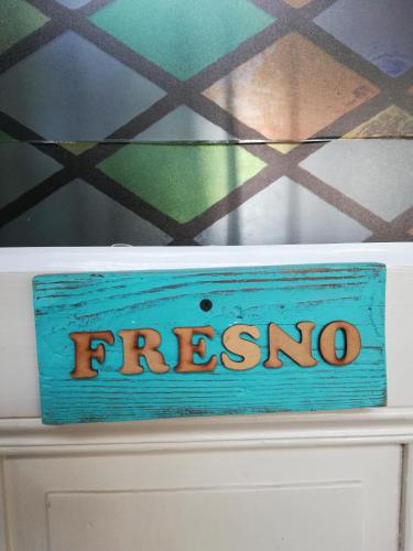a fresno sign on top of a refrigerator at HOTEL Boutique Casablanca Adrogué in Adrogué