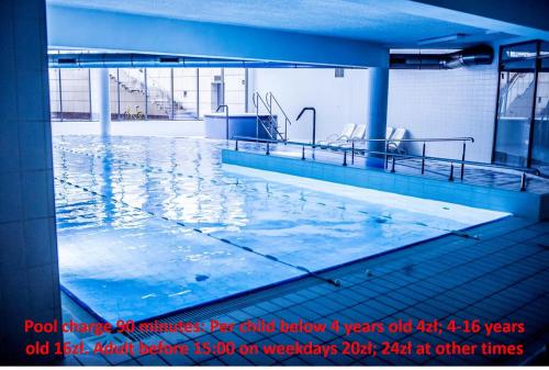 ein großer Wasserpool in einem Gebäude in der Unterkunft Premium Apartment for Old Town & Jewish Quarter - Balcony plus Pool onsite in Krakau