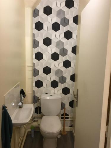 A bathroom at La maison du bonheur