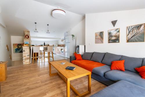 Χώρος καθιστικού στο Le CESAR - Spacieux et Elégant