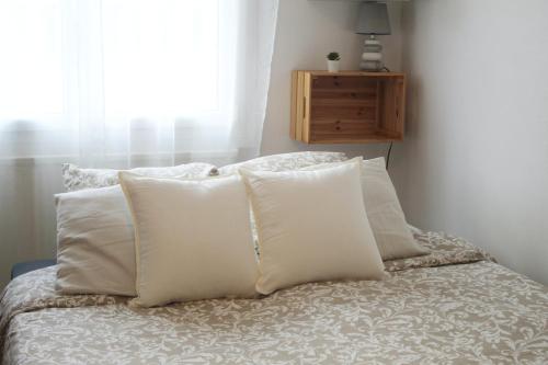 ディジョンにあるLa Station - À proximité immédiate de la gareの窓付きベッドの枕