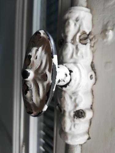 a door knob with chocolate and cream ice cream on it at HOTEL Boutique Casablanca Adrogué in Adrogué
