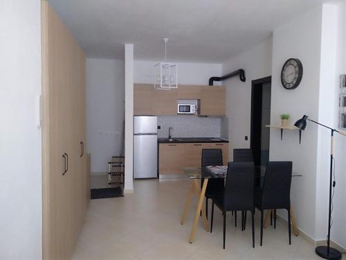 uma cozinha e sala de jantar com mesa e cadeiras em COASTAL apartment em Durrës