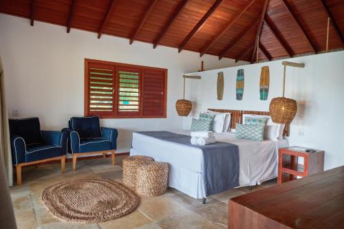 1 Schlafzimmer mit einem Bett, 2 Stühlen und einem Tisch in der Unterkunft Kauli Seadi Beach Hotel in São Miguel do Gostoso