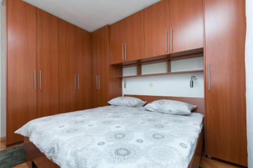 En eller flere senge i et værelse på Charming apartment in Omiš city centre