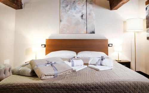 Ένα ή περισσότερα κρεβάτια σε δωμάτιο στο Casa del pittore - Elegante appartamento del 1200 - Centro storico Como