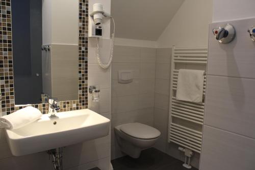 
Ein Badezimmer in der Unterkunft Hotel Rendsburg

