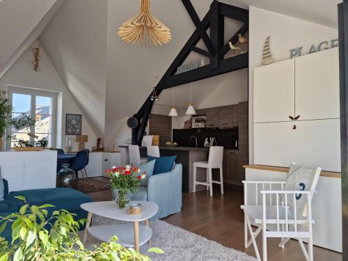 un salon avec un canapé et une table dans l'établissement Le Coligny, Appt 100m mer et parking, à La Rochelle