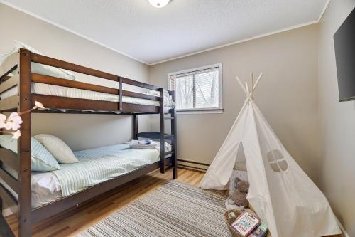 een slaapkamer met 2 stapelbedden en een tipi bij Premier Cozy Cabin - Free Amenities & Comm Indoor Pools in Bushkill