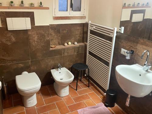 a bathroom with a toilet and a sink at Numero 6 in Todi