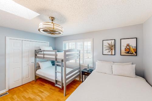 ein Schlafzimmer mit einem Etagenbett und einer Leiter in der Unterkunft Sweet Spot at Woodland Shores in Destin