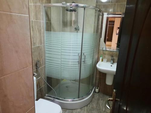 Un baño de Furnished apartment for rent In Abdoun شقة مفروشة للايجار في عبدون