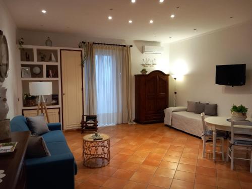 Terrazza Miracapri في بوتسولي: غرفة معيشة مع أريكة وطاولة
