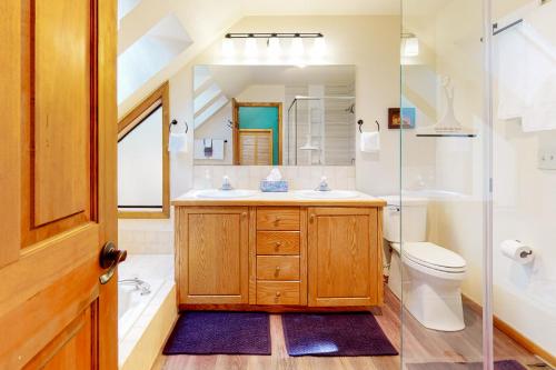 Black Butte RanchにあるThe Pasque Paradiseの洗面台とトイレ付きのバスルーム