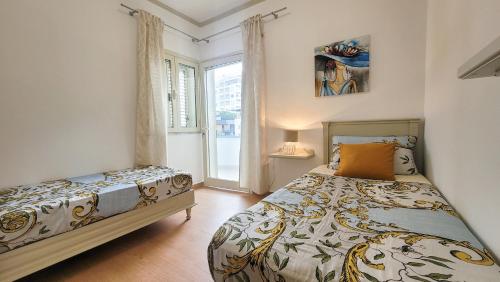 Schlafzimmer mit einem Bett und einem Fenster in der Unterkunft Villa Dyrrahu in Golem