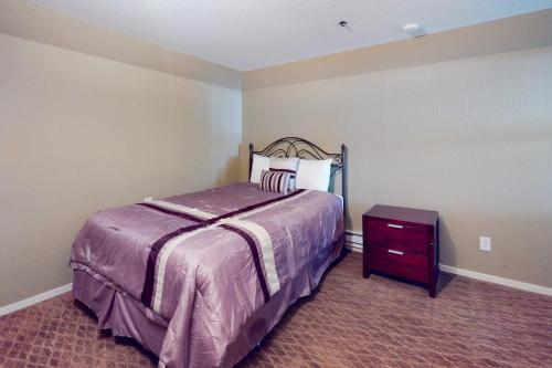 een slaapkamer met een bed en een nachtkastje bij Mountain Majesty in Stateline