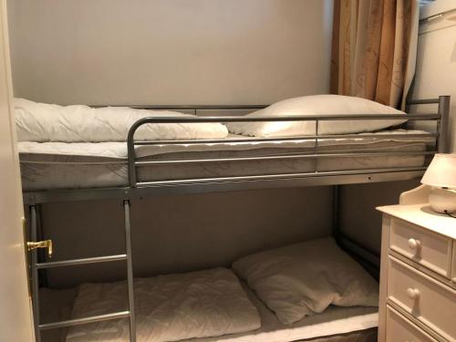 1 dormitorio con 2 literas en una habitación en Dara‘s Traumblick, en Sierksdorf