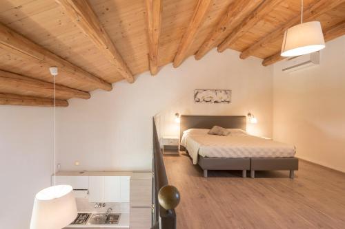 ein Schlafzimmer mit einem Bett und einer Holzdecke in der Unterkunft Villa Maria in Chiaramonte Gulfi