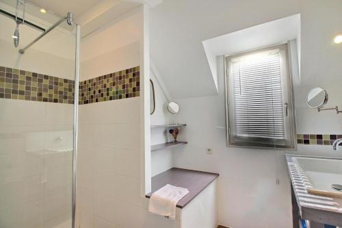 un baño con ducha y lavabo en Villa Bikini, en Quiberon