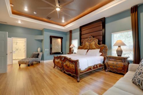 Tempat tidur dalam kamar di Contemporary Brandon Home with Pool and Game Room