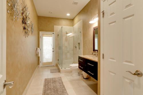 un bagno con doccia, WC e lavandino di Contemporary Brandon Home with Pool and Game Room a Brandon