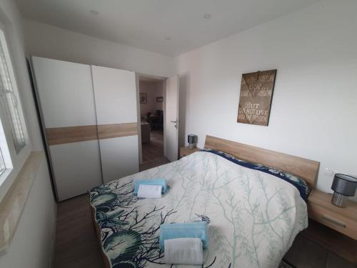 Posteľ alebo postele v izbe v ubytovaní Odlično opremljeni novouređeni apartmani Iva, Okrug Gornji