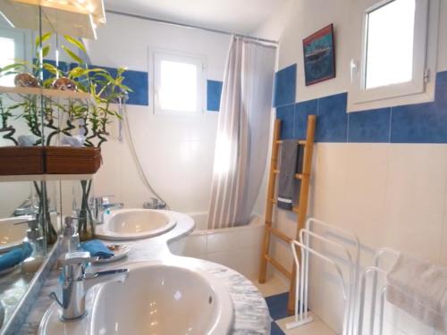 uma casa de banho com 2 lavatórios e um chuveiro em Villa Hibiscus em Antibes