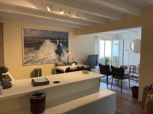 uma sala de estar com uma cozinha e uma sala de estar com em Apartment in Via del Molo, Porto Rotondo em Porto Rotondo
