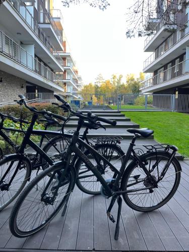 rząd rowerów zaparkowany obok budynku w obiekcie Blue Sea Apartment w mieście Międzyzdroje