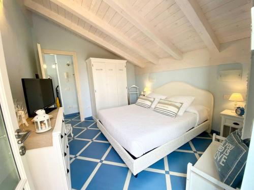 ラ・スペツィアにあるCasa Bouganvilleの小さなベッドルーム(ベッド1台、テレビ付)