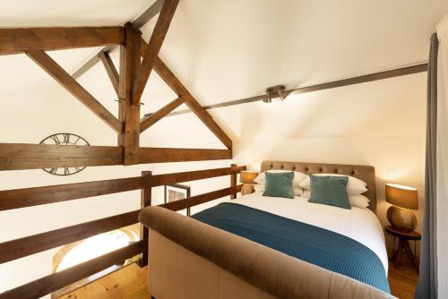 1 dormitorio con 1 cama y 1 sofá en Larroque Haute Gites, en Cassagnes