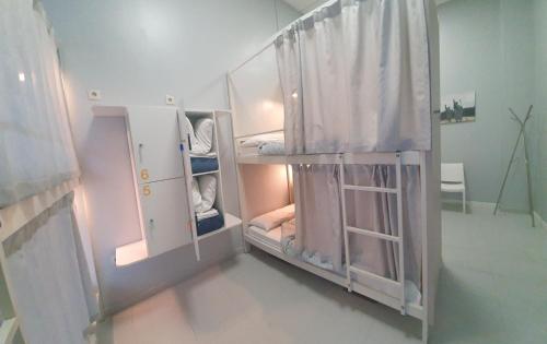 a room with a bunk bed with a curtain at Albergue Turistico la Credencial in Santiago de Compostela