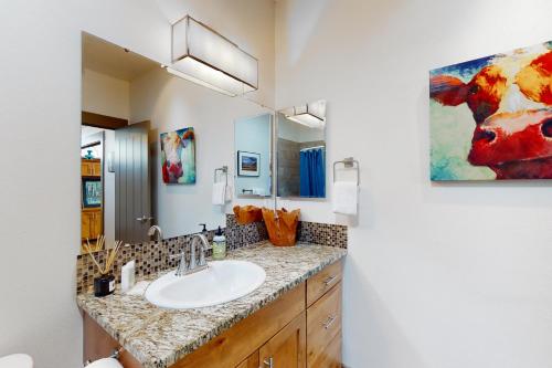 W łazience znajduje się umywalka i lustro. w obiekcie Highland House w mieście Boise