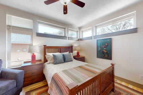 - une chambre avec un lit et un ventilateur de plafond dans l'établissement Highland House, à Boise