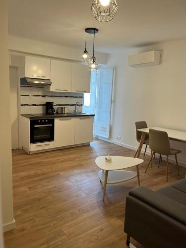 un salon avec une cuisine et une table dans l'établissement CASA TROTTEL 2, à Ajaccio