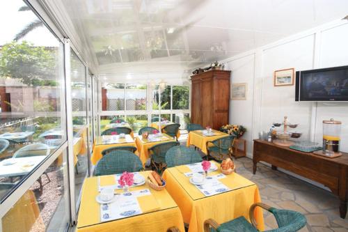 Restoran ili drugo mesto za obedovanje u objektu Logis Hotel l'Esterella