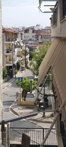 vista de uma rua da cidade a partir de um edifício em Theta Θ2 Luxury Apartment's em Tessalônica