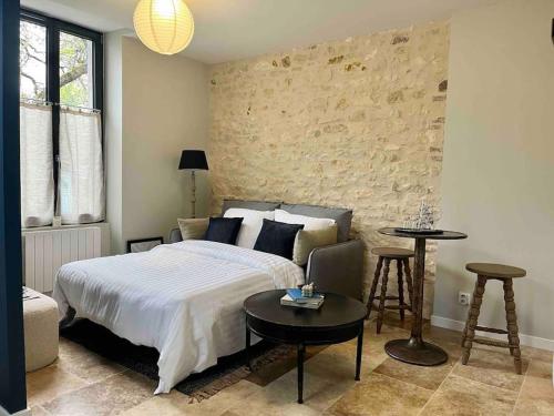 um quarto com uma cama grande e uma mesa em Maison balnéo centre-ville @casaberruyere em Bourges