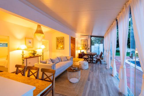 Sete Quintas Country House في سالفاتيرا دي ماجوس: غرفة معيشة مع أريكة وطاولة