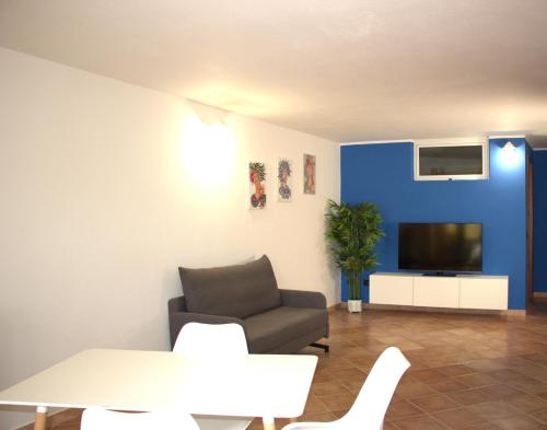 een woonkamer met een bank en een tv bij Nice and cozy apartment in Àrbatax