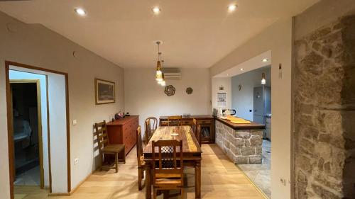 a kitchen and dining room with a table and chairs at Apartman Belamaric in Šibenik