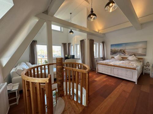 ein Schlafzimmer mit einem großen Bett und einer Treppe in der Unterkunft Wittinghuus - Urlaub aan de Ostsee in Timmendorfer Strand