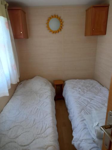Ένα ή περισσότερα κρεβάτια σε δωμάτιο στο mobilhome nature