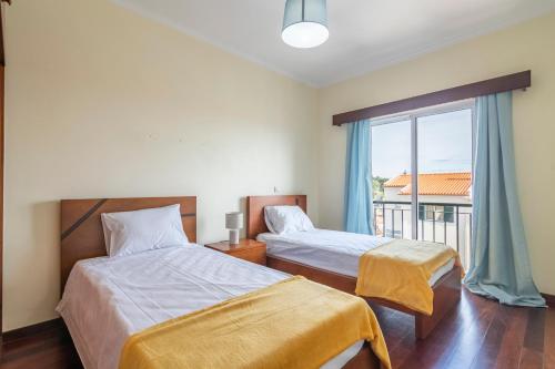 Duas camas num quarto com varanda em Eddy´s House em Santa Cruz - Madeira