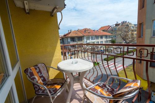 a balcony with a table and chairs on a balcony at Fener Guest House in Pomorie